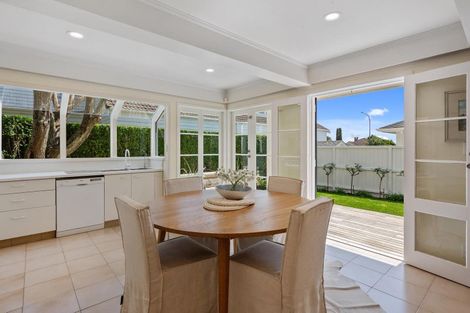 Photo of property in 102a Kitchener Road, Milford, Auckland, 0620