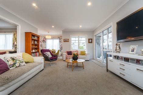 Photo of property in 124 Johnstone Drive, Fitzherbert, Palmerston North, 4410