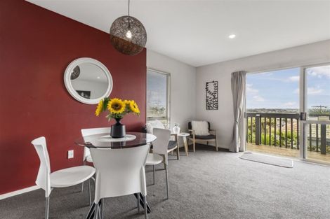Photo of property in 2/55 Sungrove Rise, Sunnyvale, Auckland, 0612