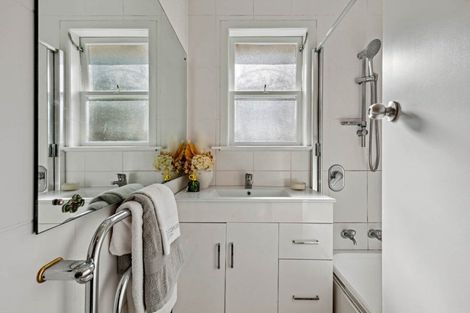 Photo of property in 2/9 Merton Avenue, Glenfield, Auckland, 0627