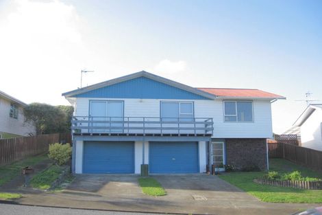 Photo of property in 122 Gloaming Hill, Titahi Bay, Porirua, 5022