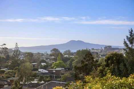 Photo of property in 2 Kingussie Place, Highland Park, Auckland, 2010