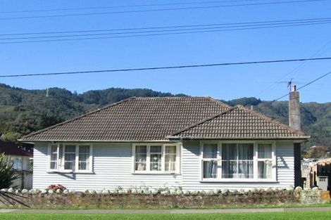 Photo of property in 135 George Street, Stokes Valley, Lower Hutt, 5019