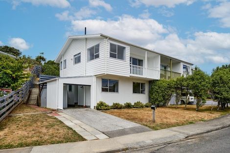 Photo of property in 30 Colchester Crescent, Newlands, Wellington, 6037