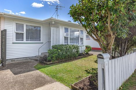 Photo of property in 53 Queenwood Road, Levin, 5510