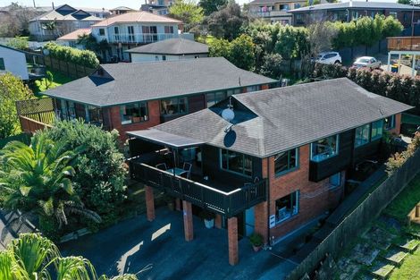 Photo of property in 8a Worthington Place, West Harbour, Auckland, 0618