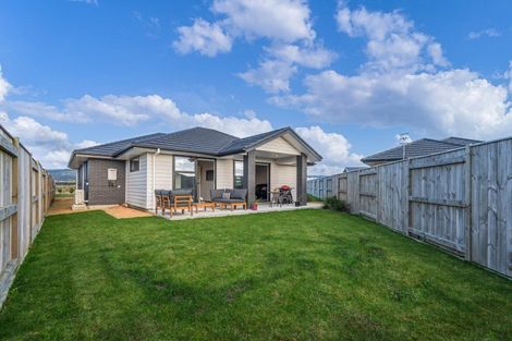 Photo of property in 90 Johnstone Drive, Fitzherbert, Palmerston North, 4410