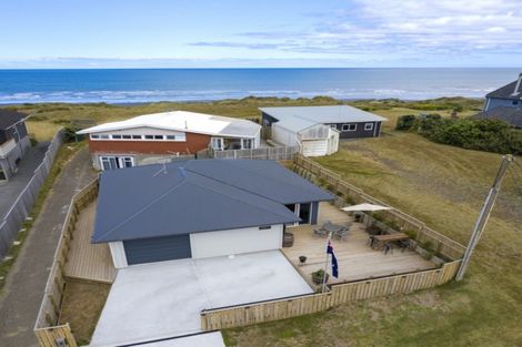 Photo of property in 18 Marine Parade South, Foxton Beach, Foxton, 4815