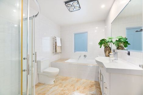 Photo of property in 4 San Casello Rise, Henderson, Auckland, 0612