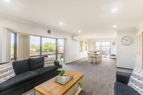 Photo of property in 6 Shearwater Rise, Paraparaumu Beach, Paraparaumu, 5032