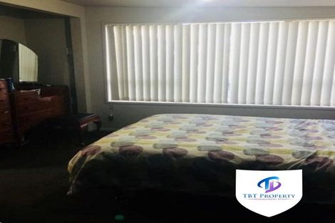 Photo of property in 2/41 Challen Close, Conifer Grove, Takanini, 2112