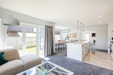 Photo of property in 23 Vaucluse Heights, Fitzherbert, Palmerston North, 4410