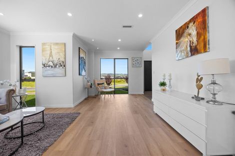 Photo of property in 2 Laurel Drive, Rosehill, 2113