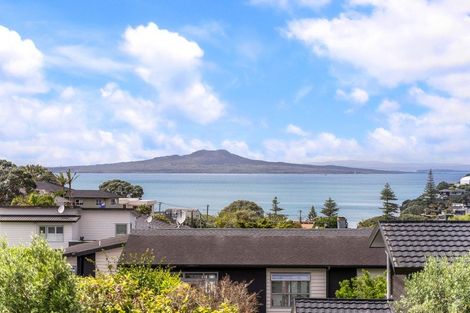 Photo of property in 2/9 Folkestone Street, Murrays Bay, Auckland, 0630
