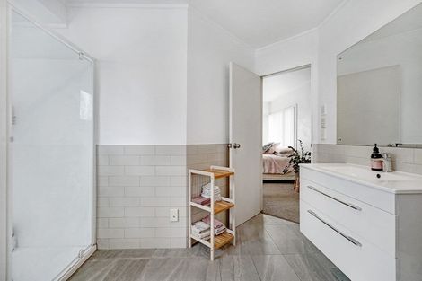 Photo of property in 4 Tiroroa Avenue, Te Atatu South, Auckland, 0610