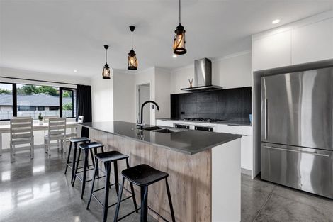 Photo of property in 15 Frederick Place, Whalers Gate, New Plymouth, 4310