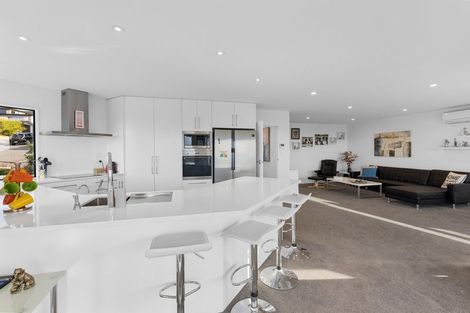 Photo of property in 2/60 Moncks Spur Road, Redcliffs, Christchurch, 8081