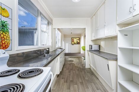 Photo of property in 2/253 Wairau Road, Totara Vale, Auckland, 0627