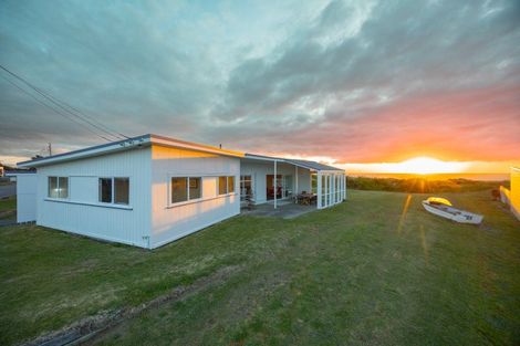 Photo of property in 10 Marine Parade South, Foxton Beach, Foxton, 4815