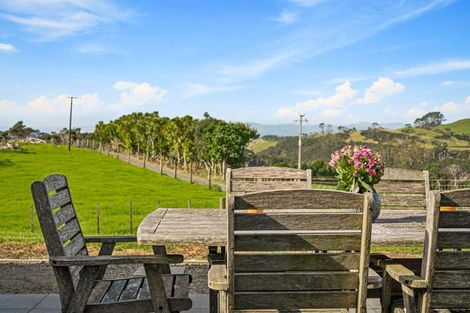 Photo of property in 2712 South Head Road, South Head, Helensville, 0874