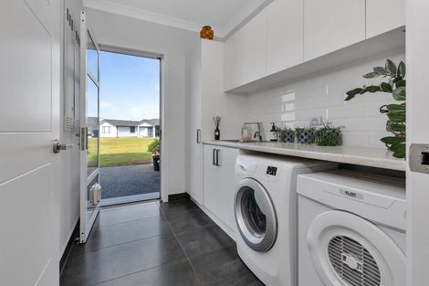 Photo of property in 13 Waitemata Drive, One Tree Point, 0118