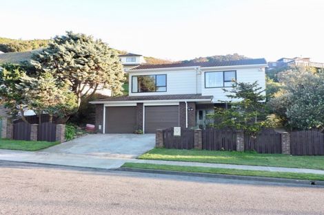 Photo of property in 4 Ordley Grove, Tawa, Wellington, 5028