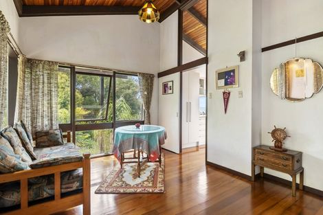 Photo of property in 8 Shearwater Rise, Rothesay Bay, Auckland, 0630