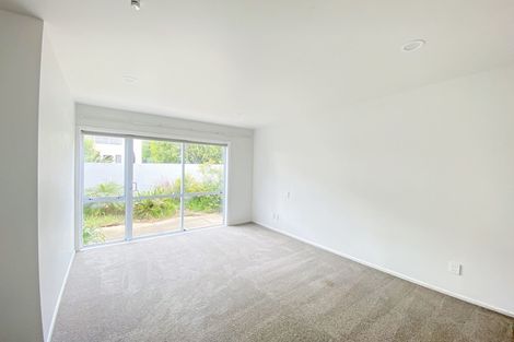 Photo of property in 1/7 Musick Point Road, Bucklands Beach, Auckland, 2012
