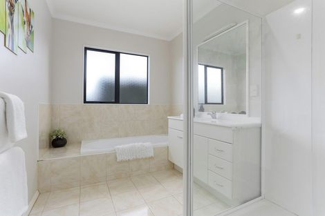 Photo of property in 7 Berkshire Terrace, Massey, Auckland, 0614