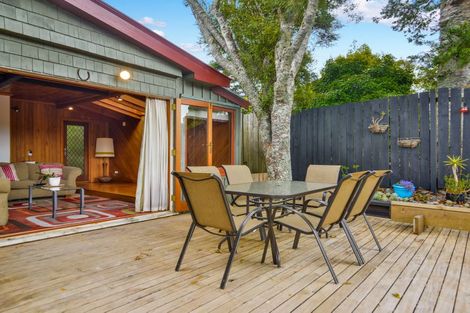 Photo of property in 5 Staley Road, Parau, Auckland, 0604