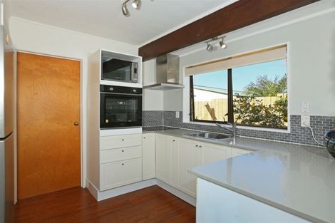 Photo of property in 3/98 Roberts Road, Te Atatu South, Auckland, 0610