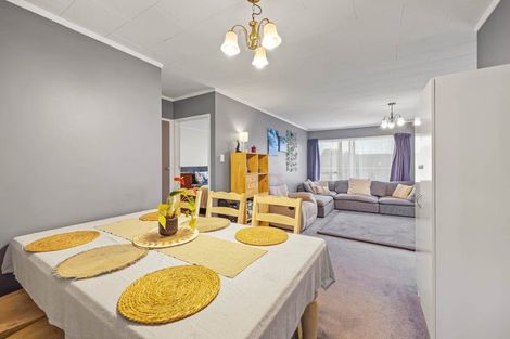 Photo of property in 2/39 Blacklock Avenue, Henderson, Auckland, 0612