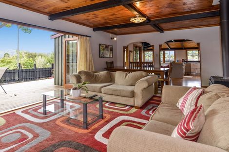 Photo of property in 5 Staley Road, Parau, Auckland, 0604