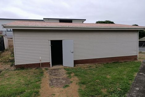 Photo of property in 9 Waiohua Road, Greenlane, Auckland, 1061