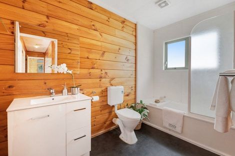 Photo of property in 1/3 Jumento Place, Unsworth Heights, Auckland, 0632