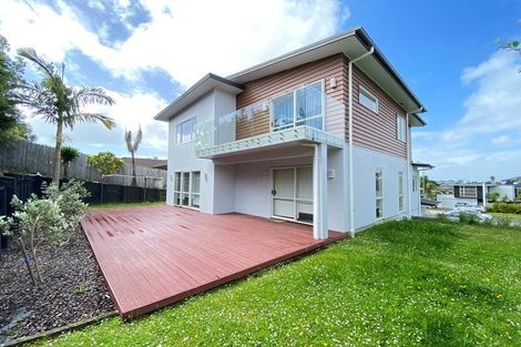 Photo of property in 11 Lakeridge Close, Northcross, Auckland, 0632