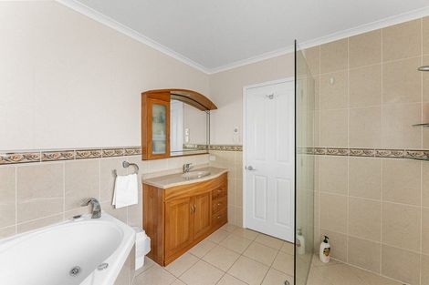 Photo of property in 10f Tupare Place, Highlands Park, New Plymouth, 4312