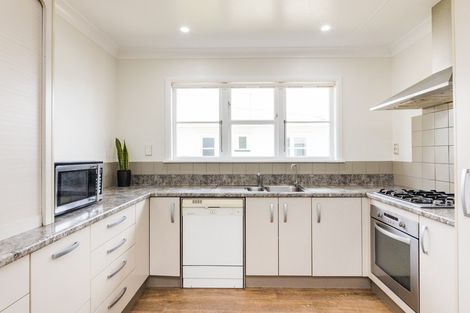 Photo of property in 17 Botanical Road, Takaro, Palmerston North, 4412