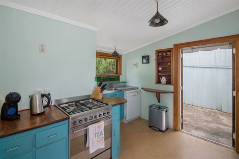 Photo of property in 176 Sutherland Road, Lyall Bay, Wellington, 6022