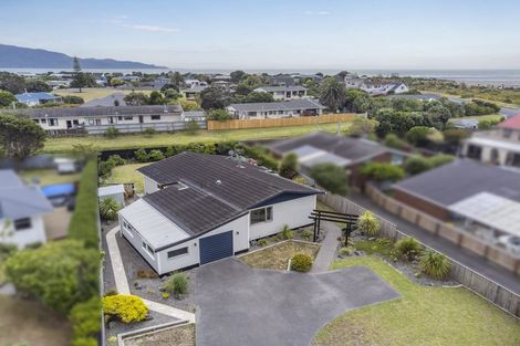Photo of property in 11 Hadfield Place, Paraparaumu Beach, Paraparaumu, 5032