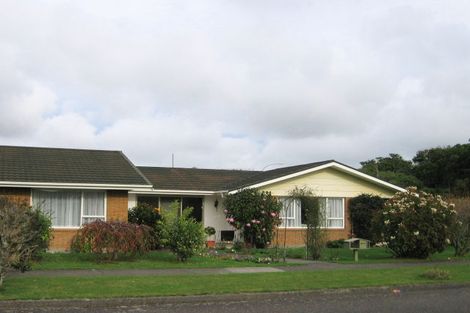 Photo of property in 2a Rewarewa Crescent, Waikanae, 5036