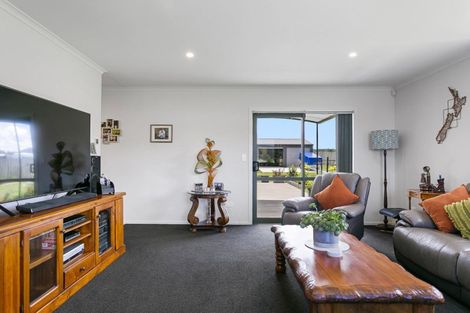 Photo of property in 8 Kahikatea Drive, Kinloch, Taupo, 3377