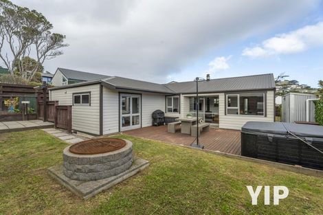 Photo of property in 8 Gow Street, Newlands, Wellington, 6037