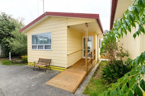 Photo of property in 7 Exeter Crescent, Takaro, Palmerston North, 4412