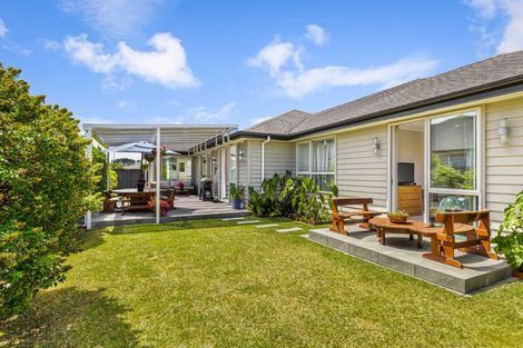Photo of property in 17 Larmer Drive, Kumeu, 0810