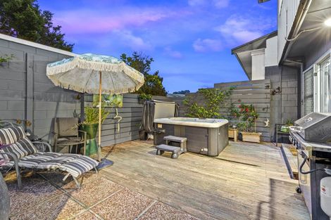 Photo of property in 2/10 Abbeygate Street, Birkdale, Auckland, 0626