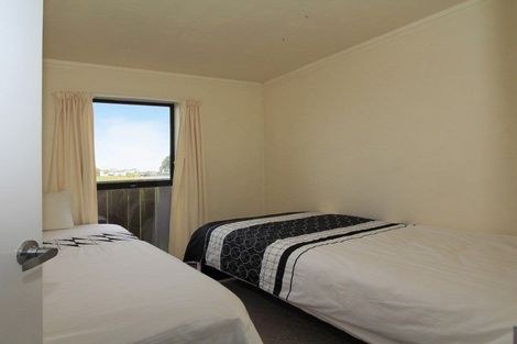 Photo of property in 136 Gloaming Hill, Titahi Bay, Porirua, 5022