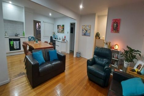 Photo of property in 4 Paton Avenue, Te Atatu South, Auckland, 0610