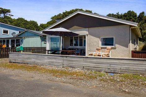 Photo of property in 37 Onaero Beach Road, Onaero, Urenui, 4383