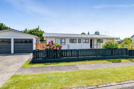 Photo of property in 28 Kowhai Street, Inglewood, 4330